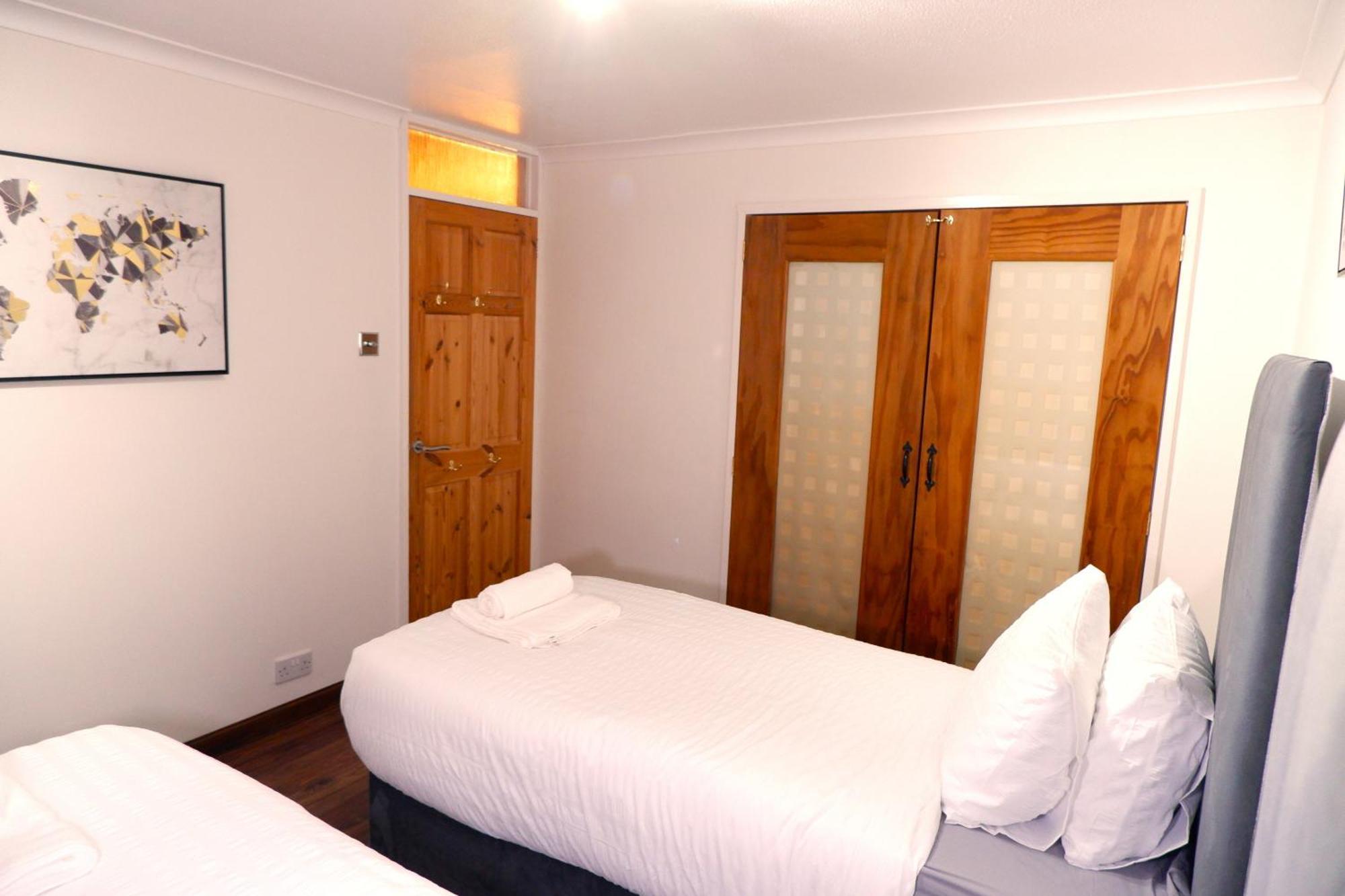 Dundridge Home - Morden Urban Living - Sleeps Up To 9 Guests & Private Parking For 2 Vehicles ブリストル エクステリア 写真