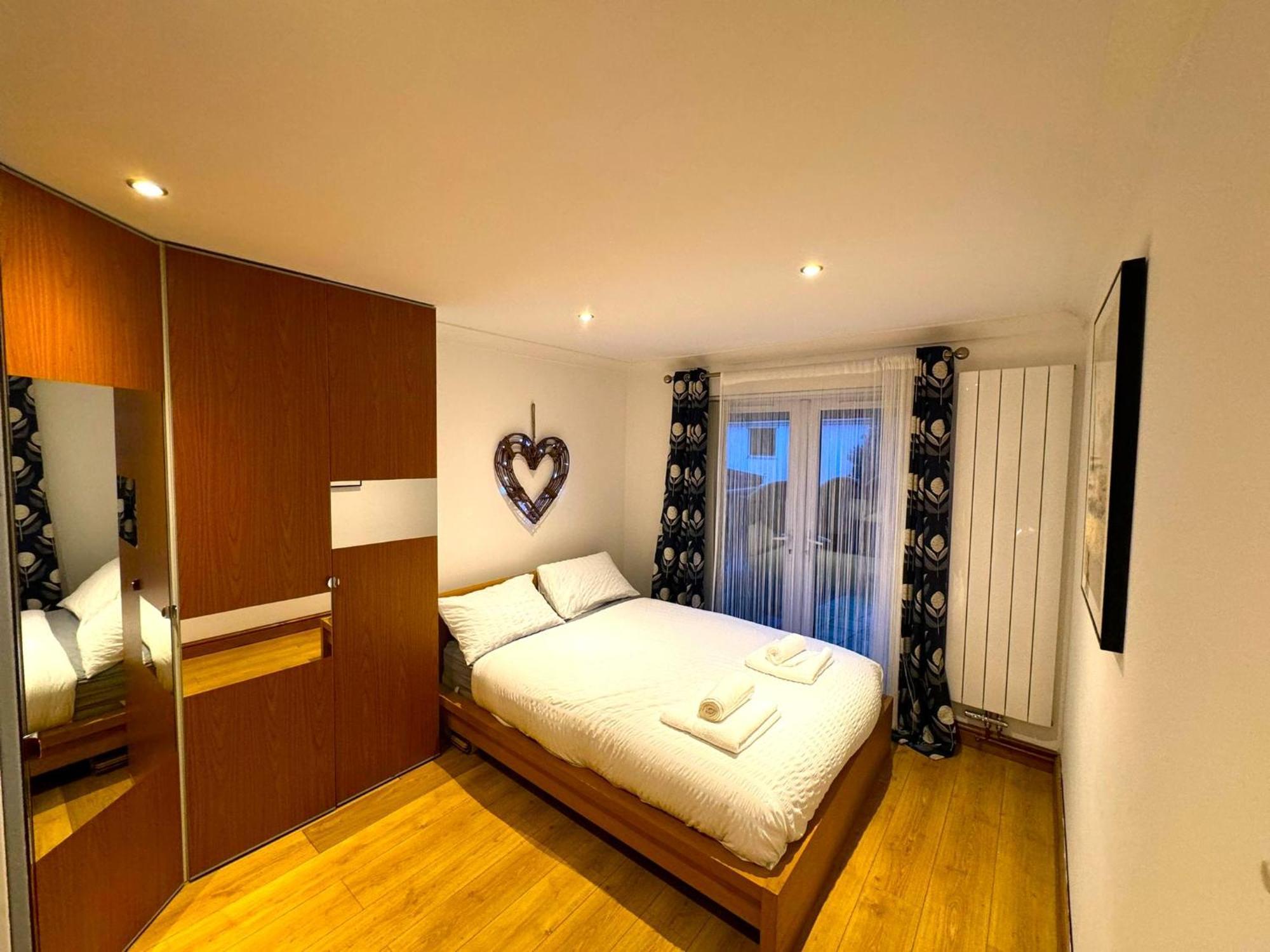 Dundridge Home - Morden Urban Living - Sleeps Up To 9 Guests & Private Parking For 2 Vehicles ブリストル エクステリア 写真